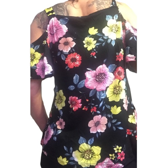 ❌DONATED❌Black Floral Cold Shoulder Short Flutter Sleeve V-neck Top - Picture 7 of 11
